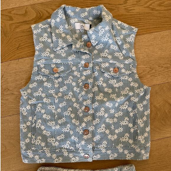 Dolce Vita - Embroidered Daisy Sleevelest Vest Top & Shorts Set in Blue & White - Picture 3 of 6